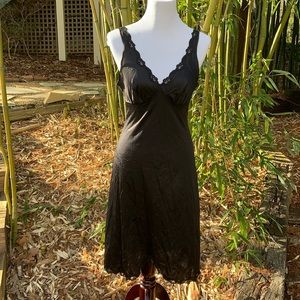 Lovely elegant vintage chemise with no hardware!
